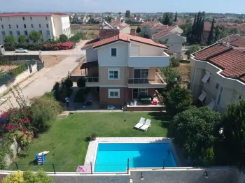 Belek'te Özel Havuzlu Dört Yatak Odalı Aile Villası Satılık